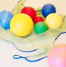 Spielen mit Bällen gehört bei derr Ergotherapie dazu Spielen mit Bällen gehört bei derr Ergotherapie dazu